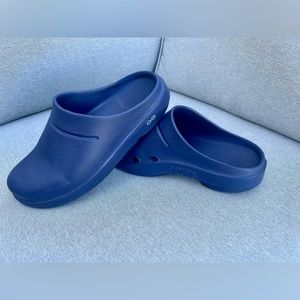 OOFOS WOMEN'S CLOG - Gently Worn NAVY SIZE 9 - EU40